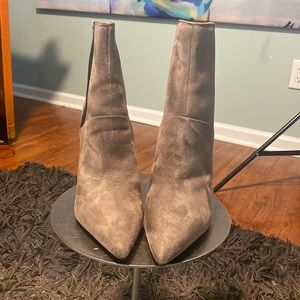NWOT GUESS WOMEN’S DARK GRAY SUEDE POINTED TOE ANKLE FASHION BOOTS